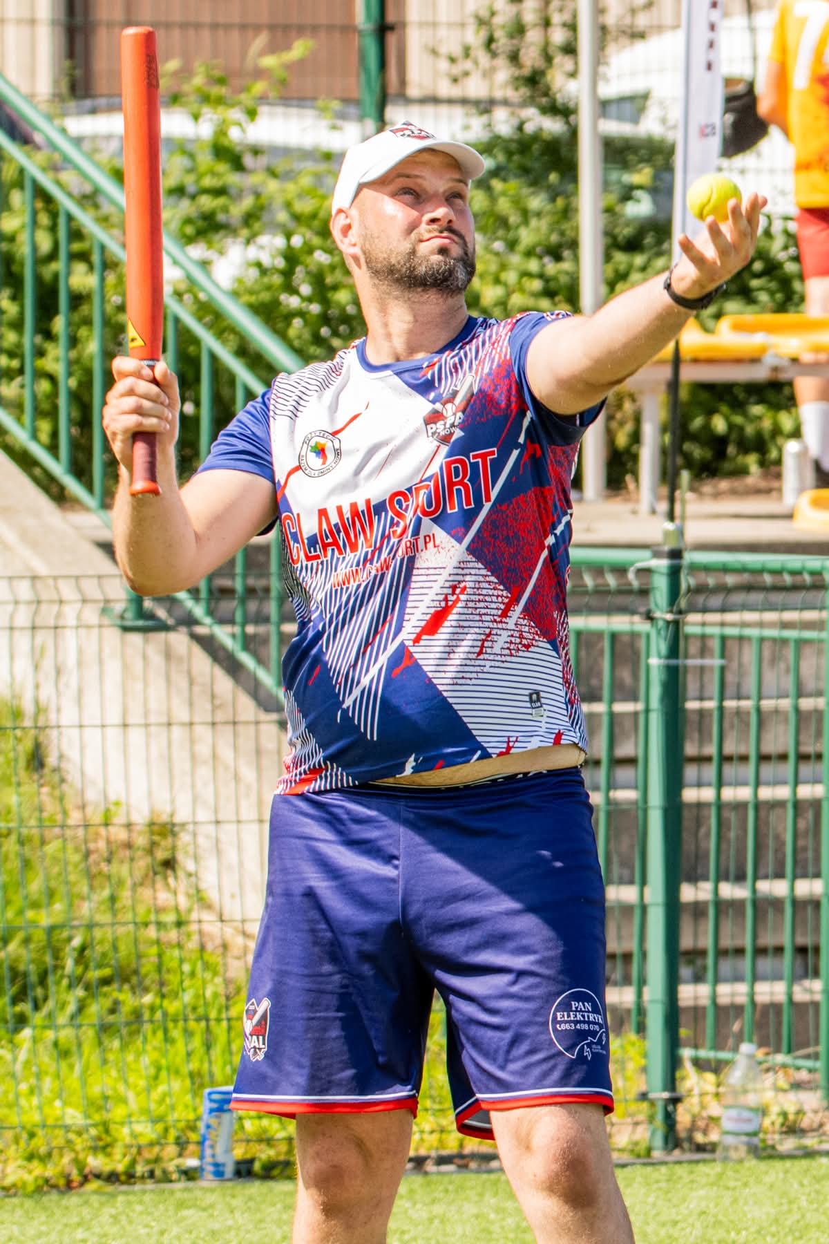 Zawodnik PS Pal Nowe podczas gry w palanta